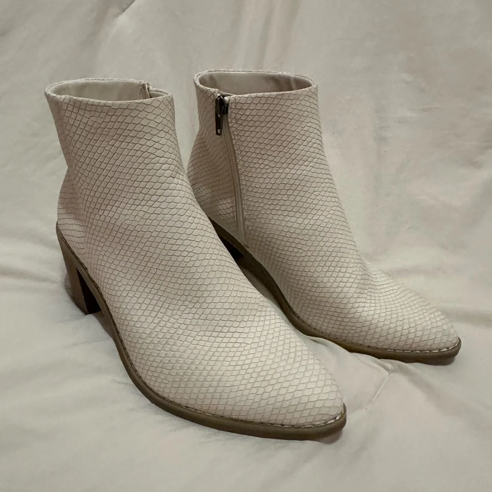 Universal Thread Target White Snakeskin Ankle Boots Tan Bottom Zipper Size 8.5 - Picture 1 of 8